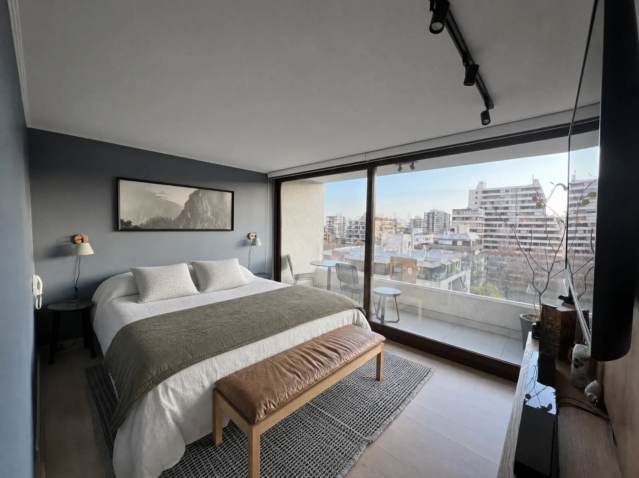 Dormitorio con balcón propio y vista a la ciudad