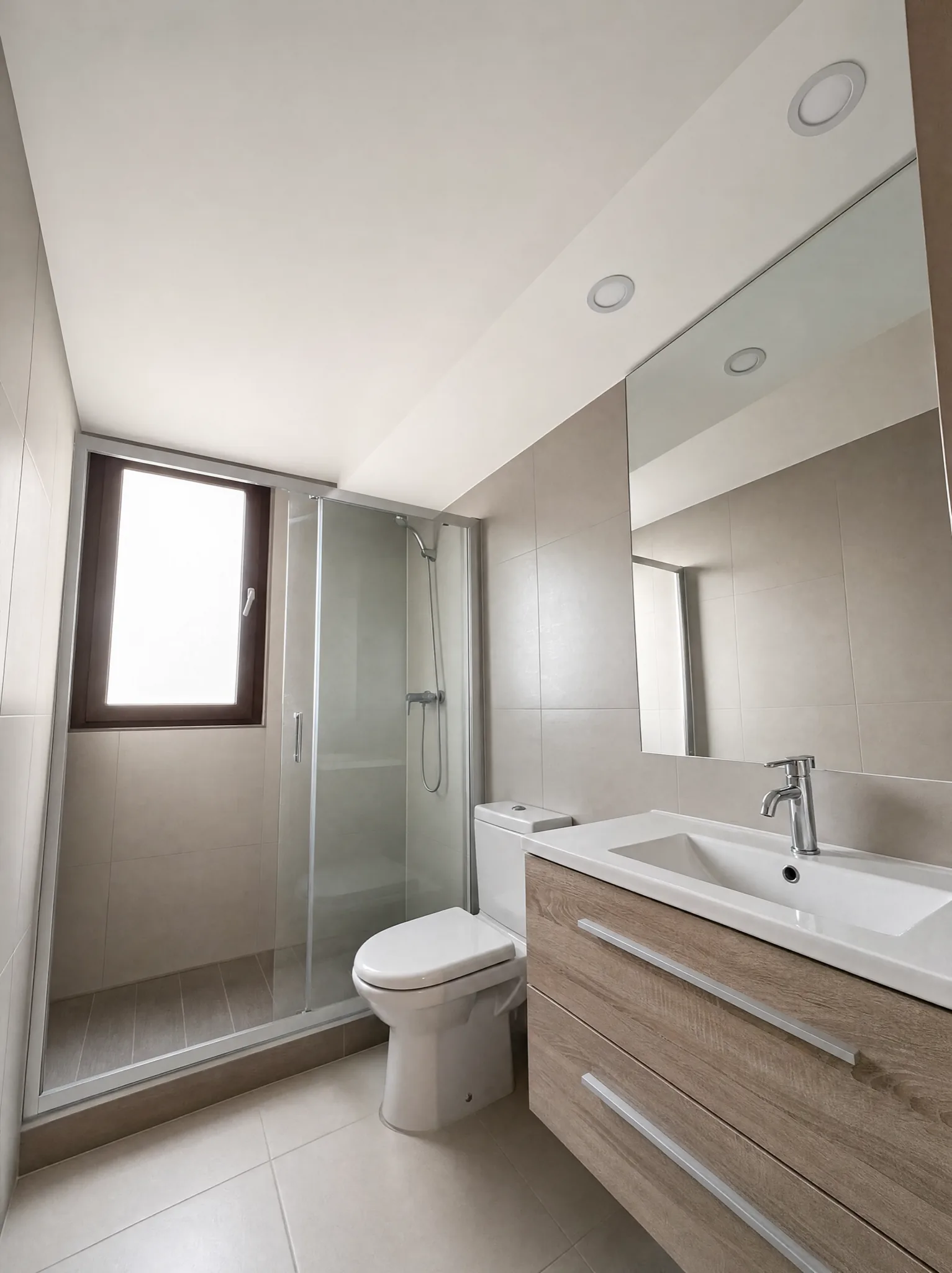 Baño completo con ducha de mampara de vidrio