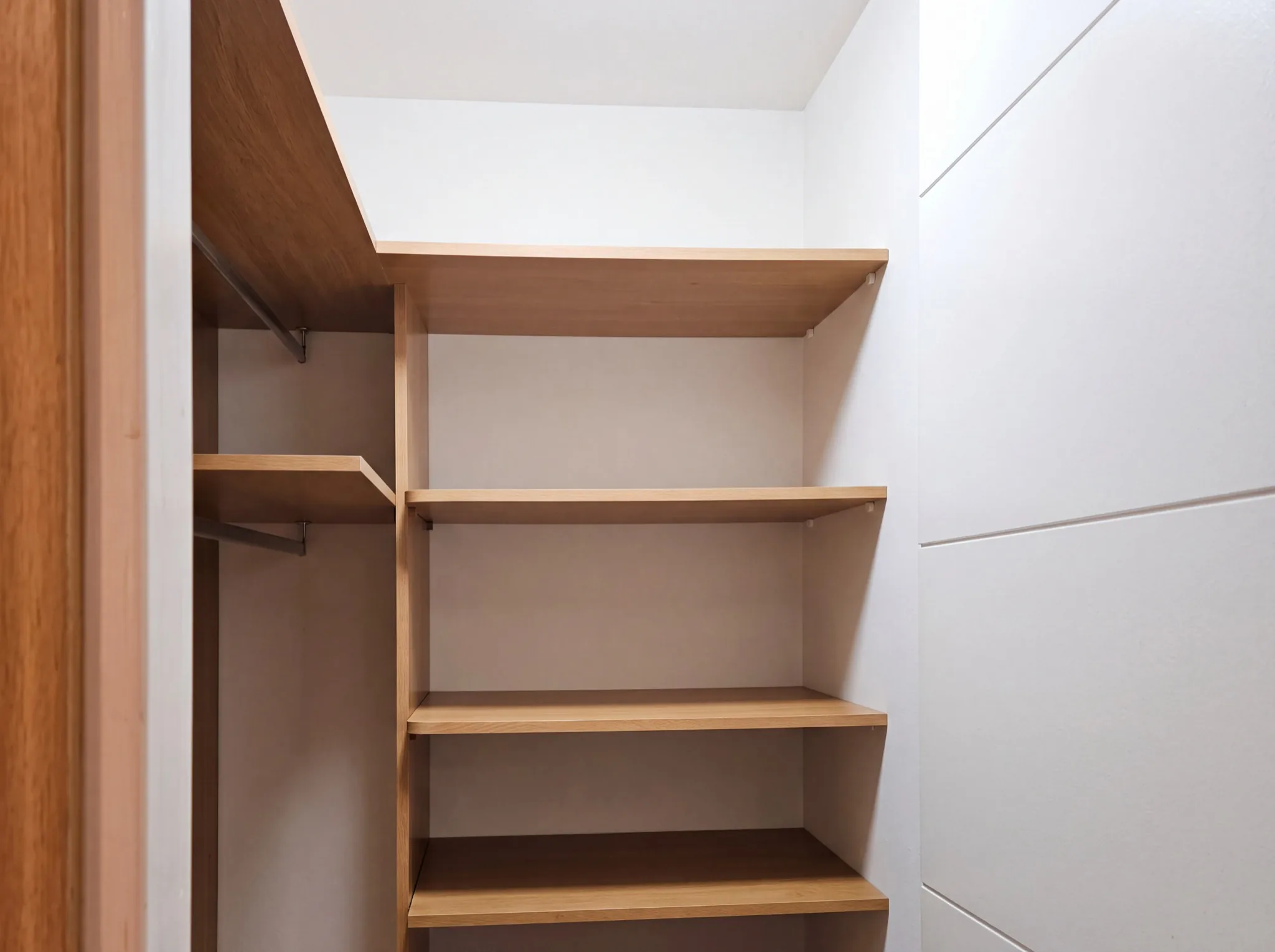 Walk in closet del dormitorio principal, departamento en Antonio Varas, Providencia